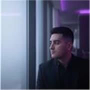 Profesor de lengua imparte clases a niños de todas las edades