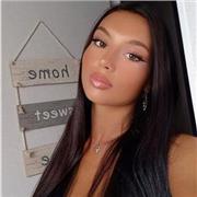 Étudiante donnant des cours de soutien scolaire aux collégiens