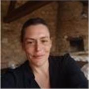 Nacida en Reino Unido, de madre inglesa. Primaria y secundaria en Runnymede College (colegio sistema británico en Alcobendas)