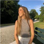 Chica extrovertida y recien titulada en la carrera de química dispuesta a dar clases relacionadas con las ciencias