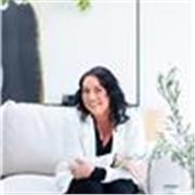 I am a qualified Life Coach who blends energy therapy and coaching to help young people create positive change in their lives