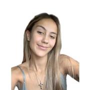 Profesor de matemáticas imparte classes a niños i niñas de primaria