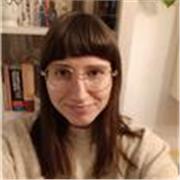 Studentka filologii angielskiej udzielająca korepetycji online dzieciom i młodzieży w wieku szkolnym