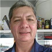 Profesor imparte clases a todas las edades