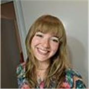 Profesora de inglés y francés imparte clases a alumnos de todas las edades