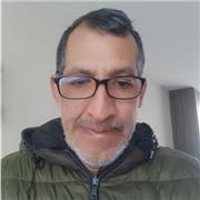 El profesor de Teología imparte clases a niños y niñas de todas las edades