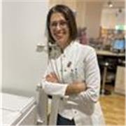 Farmacista, laureanda in scienze della nutrizione impartisce lezioni di chimica e biologia a ragazzi delle medie e superiori