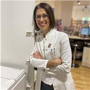 Farmacista, laureanda in scienze della nutrizione impartisce lezioni di chimica e biologia a ragazzi delle medie e superiori