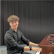 Titulado en piano moderno y cursando producción musical con dos años de experiencia enseñando