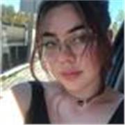 Studentessa impartisce lezioni di Italiano BASE: dialogando, fornendo schede e supporto