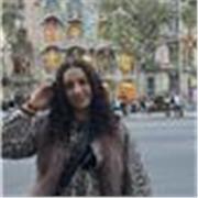 Profesora de lectura para niños preparada para motivar y enseñar a todos 