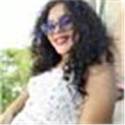 Profesora de español imparte clase a niños de 6 a 13 años