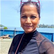 Ich bin Kalpana Julia, 48 Jahre alt und staatlich anerkannte Physiotherapeutin seit 28 Jahren, unterrichte, lehre und therapiere!