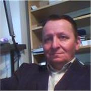 Ich bin ein fröhlicher älterer Mann mit langjähriger Erfahrung in der Arbeit mit Studierenden im Bereich der höheren Mathematik und der theoretischen Informatik. Polen ist mein Herkunftsland, aber ich habe die letzten 10 Jahre in Deutschland (Leipzig) ver