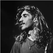 Soy un profesor de guitarra joven que lleva años dando clases a alumnos de todas las edades y niveles.