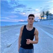 Soy entrenador personal y coach deportivo, especializado en musculación, acondicionamiento físico y deportes de combate.