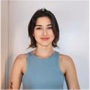 Soy Claudia, una profesional dedicada a la enseñanza, he centrado mis estudios y experiencia en entender y apoyar las necesidades.