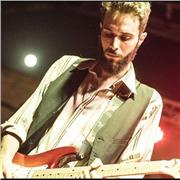 Insegnante di chitarra impartisce lezioni di chitarra moderna