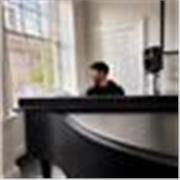 Aprende piano, composición y producción musical con un compositor formado en Edimburgo