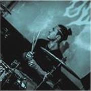 Batterista professionista impartisce lezioni di batteria POP, ROCK, METAL, FUNK, a Torino o online! Lezioni per tutti i livelli!