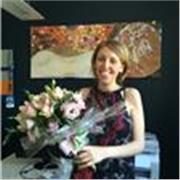 Sono giornalista, laureata in scienze della comunicazione, adoro scrivere leggere e insegnare!