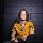 Profesora nativa de inglés y francés con experiencia en múltiples culturas y niveles.