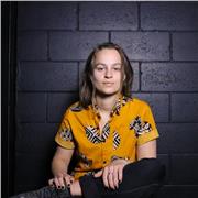 Profesora nativa de inglés y francés con experiencia en múltiples culturas y niveles.