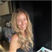 Profesora de español que enseña español a niños y adultos de todas las edades
