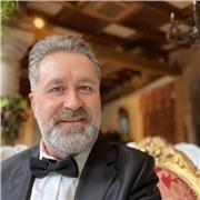 Profesor de canto, imparte clases de canto e interpretación a todas las edades y estilos
