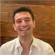 studente universitario si mette a disposizione dei ragazzi per impartire ripetizioni parallelamente agli impegni universitari