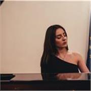 Laureata in pianoforte al Conservatorio, impartisce lezioni di pianoforte online