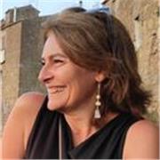 Professionista nell'ambito della cultura e delle relazioni internazionali impartisce lezioni di inglese per ragazz* e adulti.