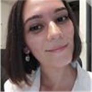 Ragazza laureata in filologia impartisce lezioni online di italiano, storia, geografia, latino e inglese