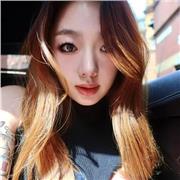 Chinese tutor offering online Mandarin lessons in the UK, helping learners speak naturally through culture