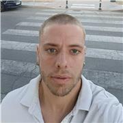 Mestre d'Educació Primària, amb sis anys d'experiència, s'ofereix per fer classes de repàs o ampliació per a qualsevol àrea.