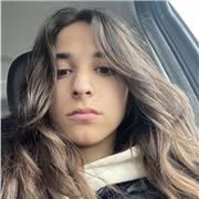 studentessa del liceo economico sociale impartisce lezioni a ragazzi delle elementari/ medie