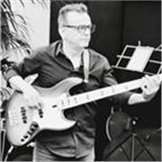 Suono il basso elettrico da molti anni e ho approfondito lo studio dello strumento attraverso il Percorso del Bassista Contemporan