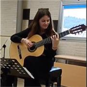 Titulada en Enseñanzas Profesionales ofrece clases de guitarra de iniciación