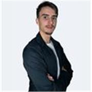 Ingénieur en informatique donne des cours de programmation pour étudiants