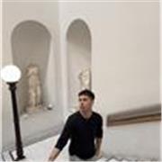 Soy un estudiante universitario con ganas de ayudar a jóvenes a asimilar el inglés.