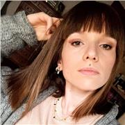 Mi chiamo Martina, ho 25 anni e vivo a Piacenza, Emilia Romagna.
Sono attualmente studentessa del terzo anno del corso di Criminologia investigativa e psicologia criminale presso l'Istituto European Forensic, con sede a Malta.
Fortemente appassionata ai