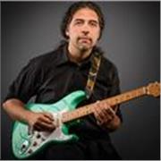 Offro lezioni di chitarra a principianti e chitarristi che già suonano e vogliono migliorare il proprio modo di suonare. 