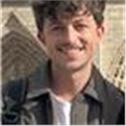 Nacido en Barcelona hace 28 años , políglota, dedicado desde la facultad a la exportación de químicos fuera de Europa.