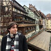 Profesor sin experiencia en docencia en campos de economía y historia, en Gijon. Terminando estudios de grado en Economia