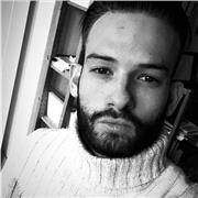 Ich bin ein deutscher Muttersprachler, der die englische Sprache mehr als alles andere liebt und gerne anderen beim Lernen hilft