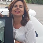 Docente di italiamo impartisce lezioni per stranieri