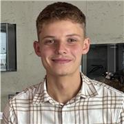 Student mit reichlich Erfahrung mit der Englischen Sprache