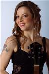 Diplomata in canto e recitazione, cantante, cantautrice corista professionista (e attrice), felice di insegnare, grata alla musica