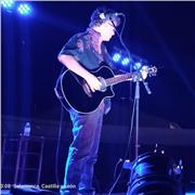 Soy músico profesional, toco guitarra, bajo electrico, guitarra acústica. También puedo dar clases de grabación por ordenador, programas de grabación y masterización, etc