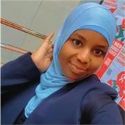 Professeur de français qui donne des cours aux étudiants